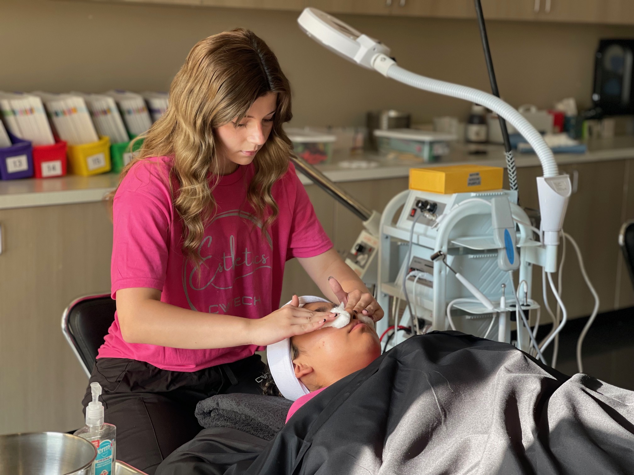 esthetician student gives facial